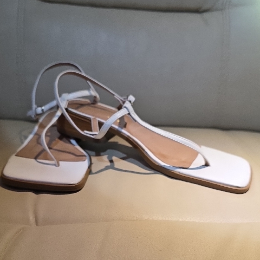 Vicenza x Trina Turk Cream Leather T-Strap Sandals - Picture 5 of 8